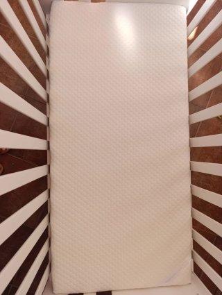 Cuna de bebé blanca con osito