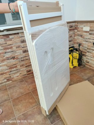 Cuna de bebé blanca con osito