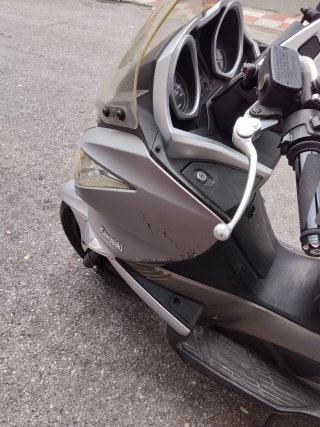 Kawasaki J300 Maxi Scooter Plata/Negro