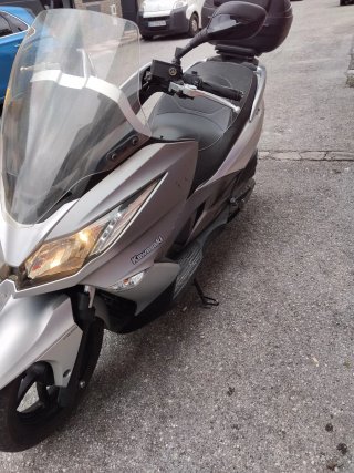 Kawasaki J300 Maxi Scooter Plata/Negro