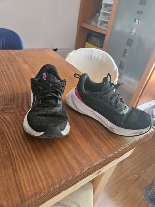 Zapatillas Puma Negras con Detalles Rosas