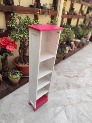 Estantería blanca y rosa