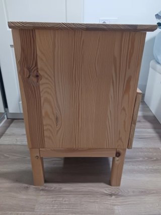 Mesa de noche en madera de pino