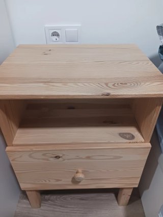 Mesa de noche en madera de pino