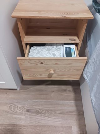 Mesa de noche en madera de pino