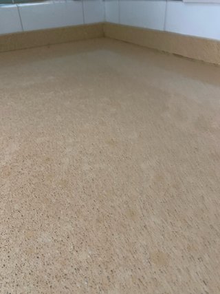 Cocina completa con muebles, encimera, campana y 2