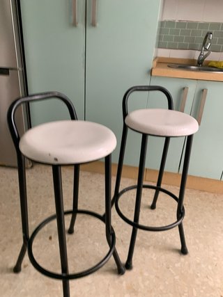 Cocina completa con muebles, encimera, campana y 2
