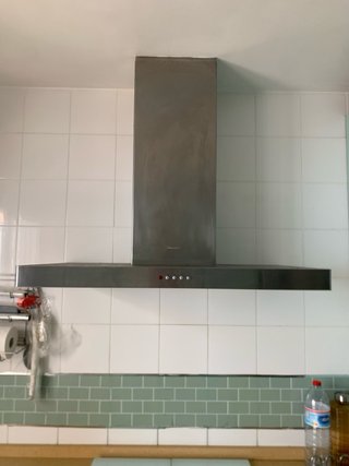 Cocina completa con muebles, encimera, campana y 2