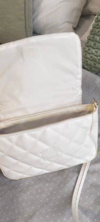 Bolso blanco acolchado con mariposa