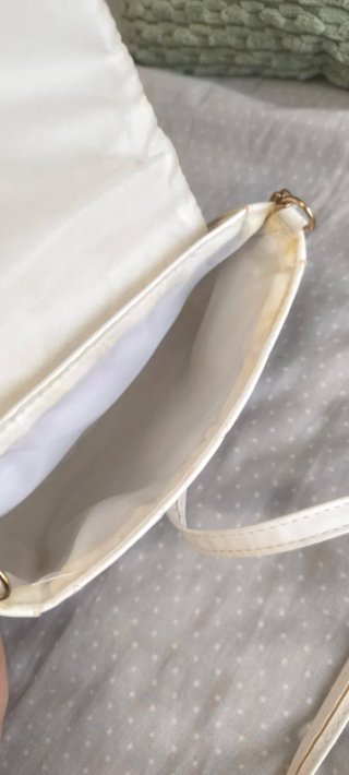 Bolso blanco acolchado con mariposa