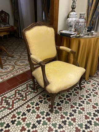 Dos sillones de madera y tela
