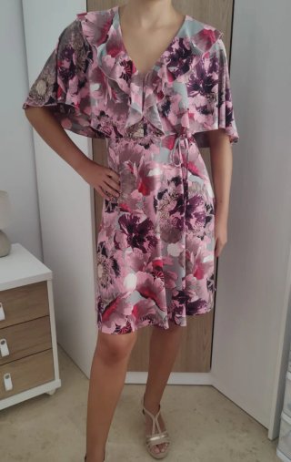 Precioso vestido cut out espalda mangas capa S 36