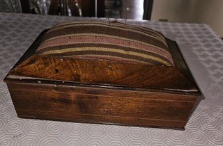 Porta spilli e fili da cucito dell’800