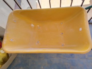 Carretilla naranja con ruedas