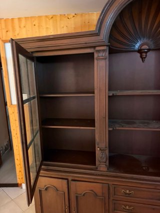 Mueble vintage nogal con vitrinas tallado a mano