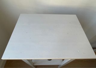 Mesilla de noche blanca de madera
