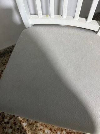 Taburetes de cocina blancos y grises