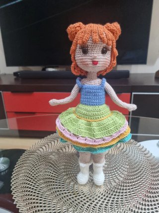 Muñeca de ganchillo con coletas