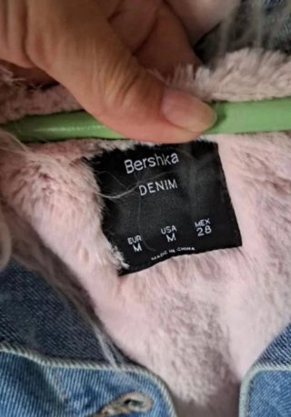Chaqueta vaquera Bershka con pelo rosa