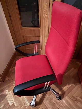 Silla de escritorio roja y plateada