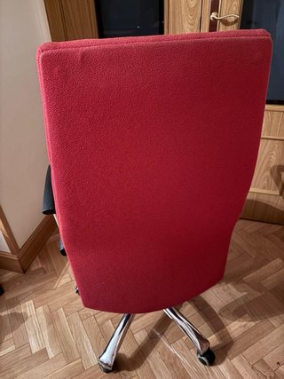 Silla de escritorio roja y plateada