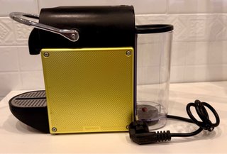 Cafetera Nespresso DeLonghi Pixie, en aluminio.