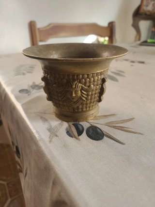 Mortero de latón con grabados