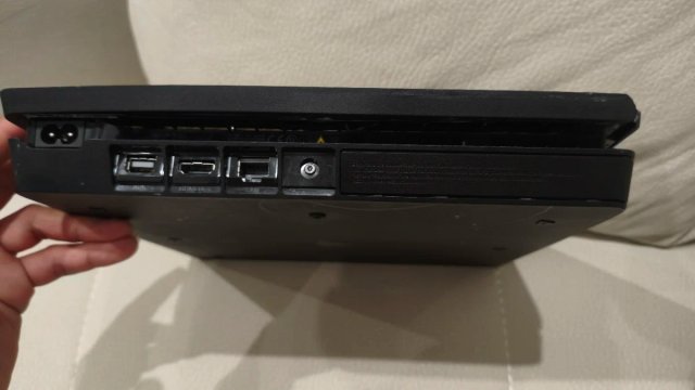 PS4 Slim 500GB para repuesto o reparar