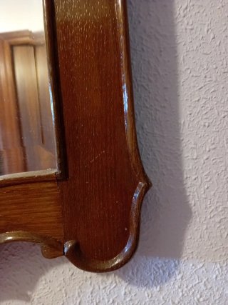 Espejo de madera castaño tallada