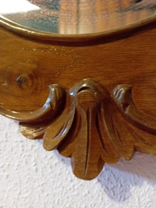 Espejo de madera castaño tallada