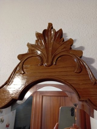 Espejo de madera castaño tallada