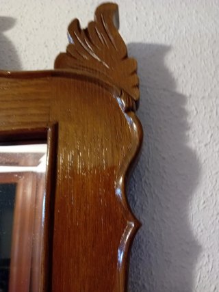 Espejo de madera castaño tallada