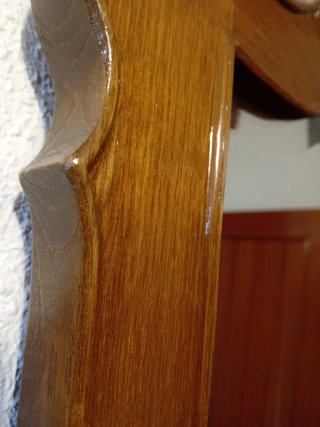 Espejo de madera castaño tallada