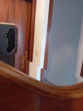 Espejo de madera castaño tallada