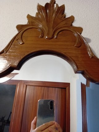 Espejo de madera castaño tallada
