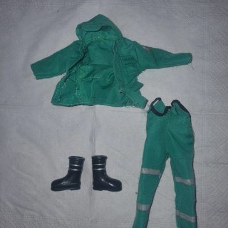 Madelman Ropa y Botas Verde Bomberos