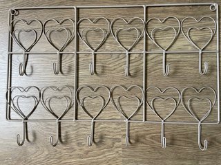 Colgador de pared con corazones
