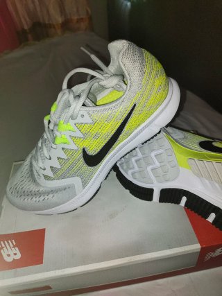 Zapatillas Nike Running Gris y Amarillo