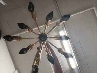 Lámpara de techo dorada con10 brazos, hojas negras