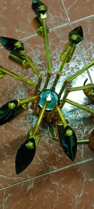 Lámpara de techo dorada con10 brazos, hojas negras