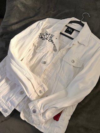 Chaqueta vaquera blanca Zara personalizada