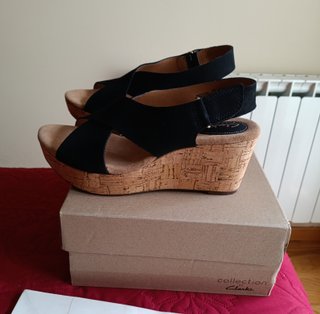 Sandalias cuña Clarks Piel negras talla 41 de 100€