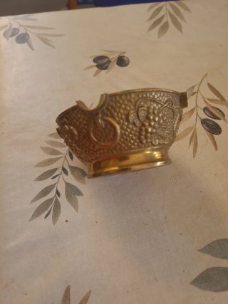 Cenicero de latón con relieve