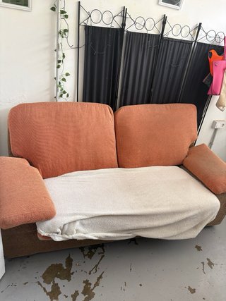 Sofá de tela naranja y beige