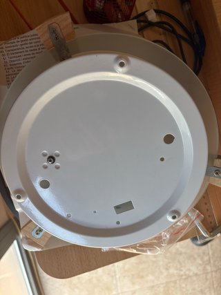 Aplique de techo blanco con detalles de madera