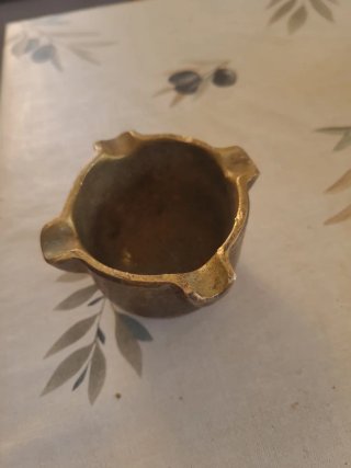 Cenicero de latón antiguo