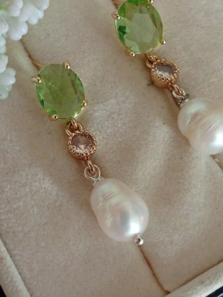 Orecchini perle fiume e cristallo verde