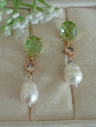 Orecchini perle fiume e cristallo verde
