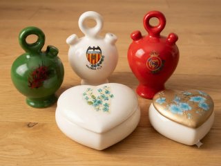 Surtido de joyeros, porrones, ceniceros y zapatos