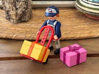 Playmobil repartidor con carretilla y 2 paquetes